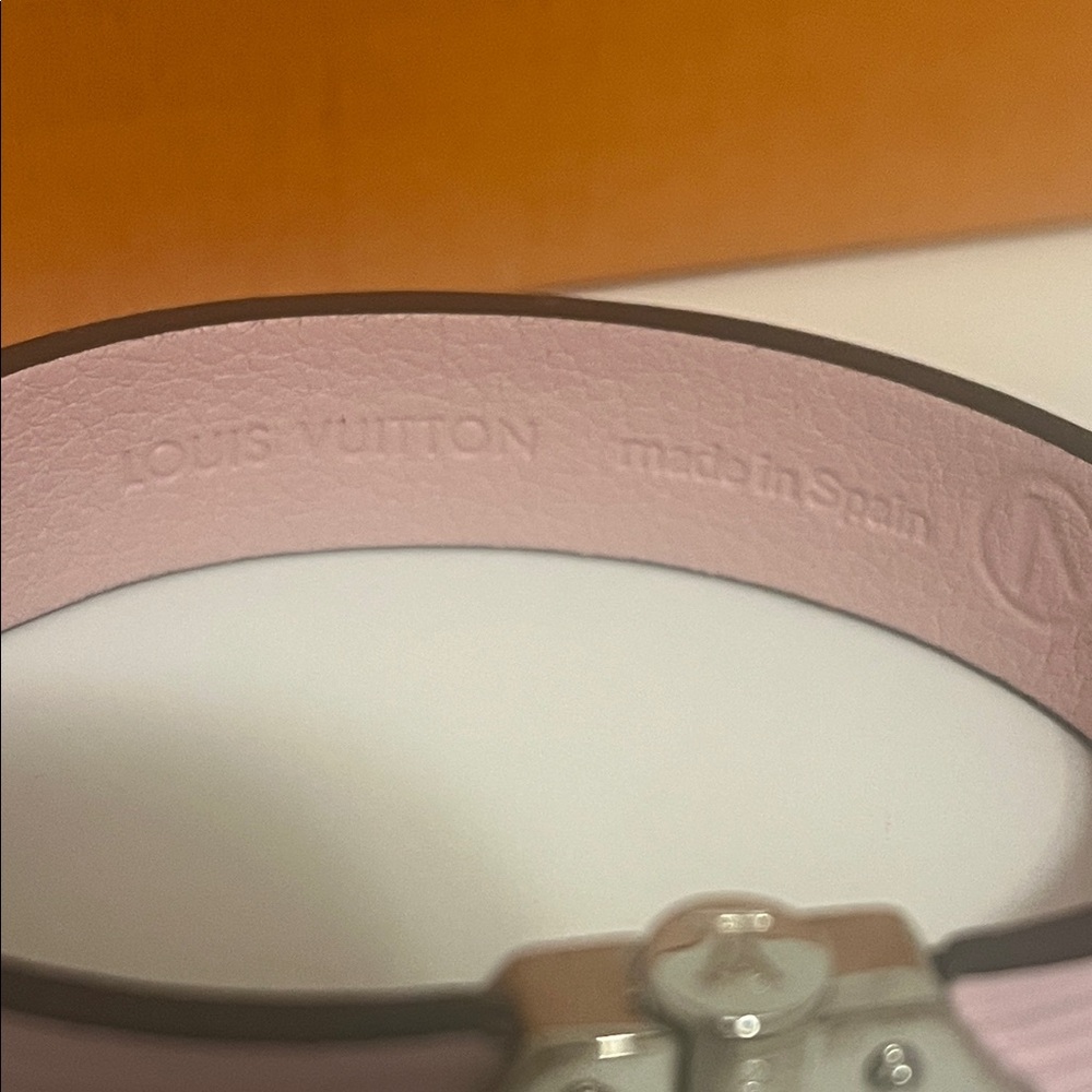 Louis Vuitton Rose Clair Pink Epi Spirit Leather Bracelet Size 19 - Picture 3 of 4